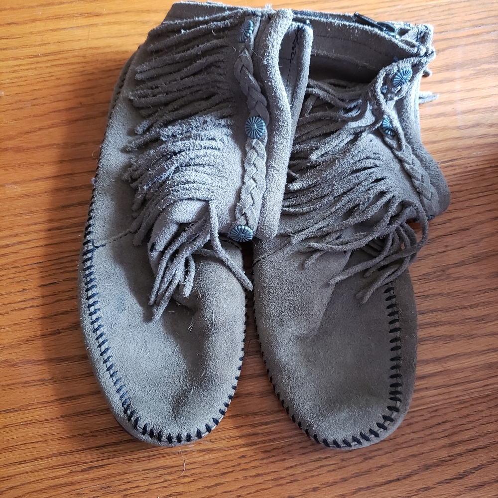 Minnetonka moccasins Size 7